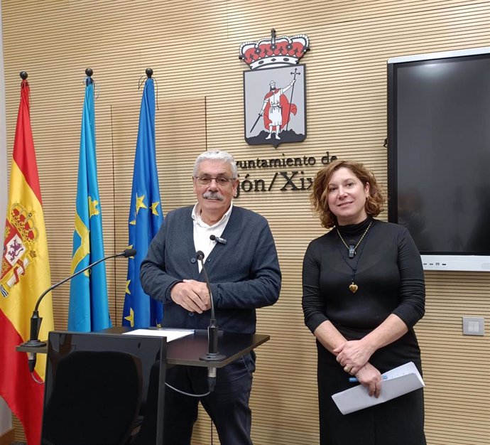 El portavoz del Grupo Municipal Socialista en el Ayuntamiento de Gijón, Luis Manuel Flórez 'Floro', acompañado por la edil socialista Carmen Eva Pérez Ordieres, en rueda de prensa en el Consistorio gijonés.