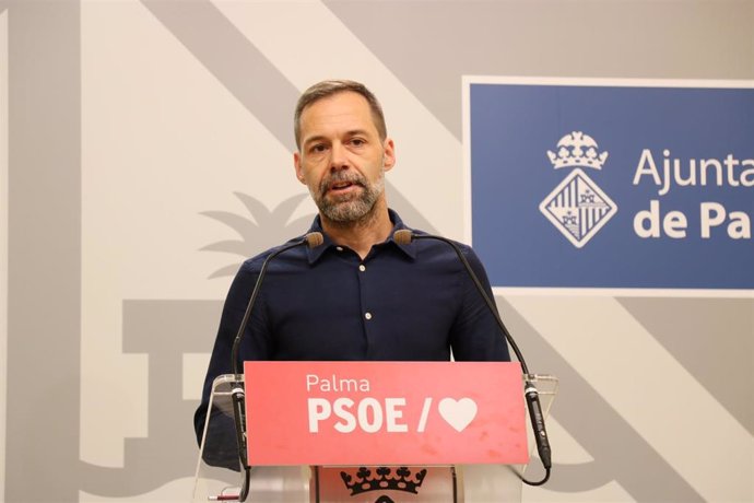 El portavoz del PSIB en el Ayuntamiento de Palma, Xisco Ducrós, en rueda de prensa.