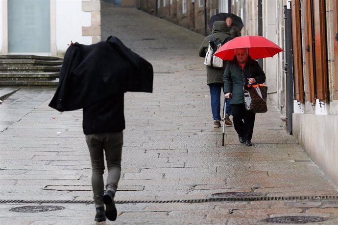 Varias personas caminan en Viveiro, a 8 de enero de 2025, en Viveiro, Lugo, Galicia (España).