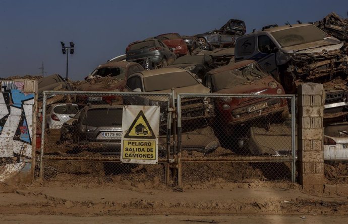 Archivo - Arxiu - Un desballestament de vehicles afectats per la dana a un polígon de Catarroja