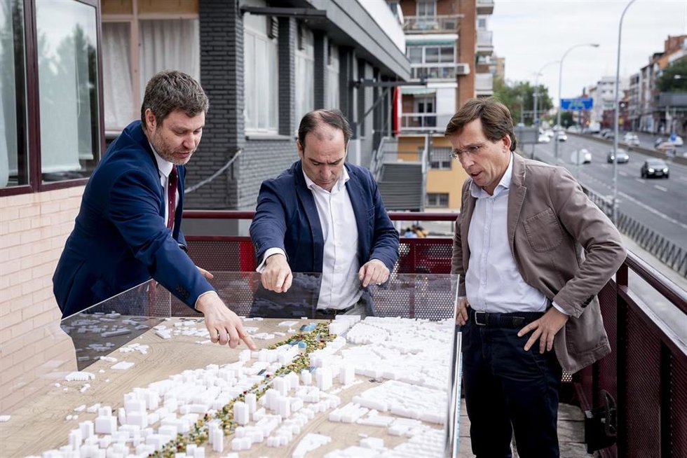 Archivo - El delegado de Urbanismo, Medio Ambiente y Movilidad, Borja Carabante (c), y el alcalde de Madrid, José Luis Martínez-Almeida (d), visitan el inicio de las obras de soterramiento de la A-5 y la construcción del futuro Paseo Verde del Suroeste,
