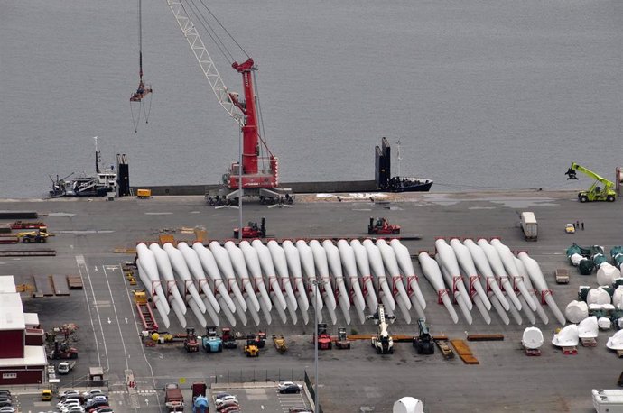 Carga de palas aerogeneradoras en el Puerto de Bilbao