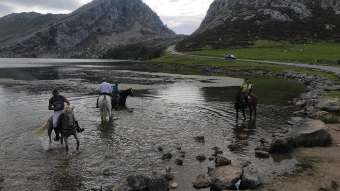 Archivo - Lago Enol, uno de los Lagos de Covadonga, en los Picos de Europa.