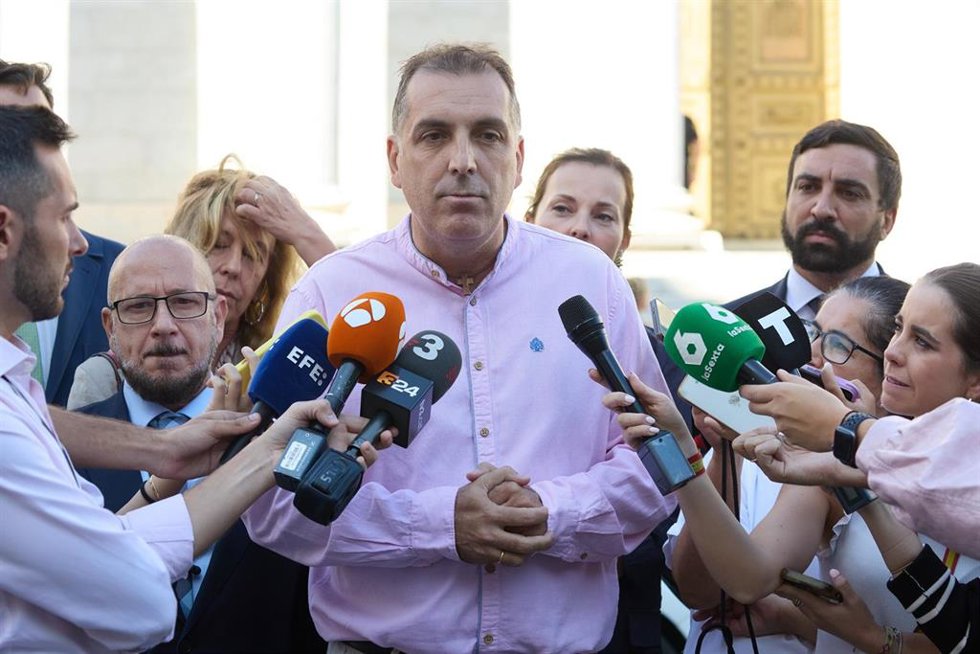 Archivo - El portavoz nacional de Inmigración, Interior y Seguridad de Vox, Samuel Vázquez, comparece ante los medios de comunicación, frente al Congreso de los Diputados, a 17 de septiembre de 2024, en Madrid (España).