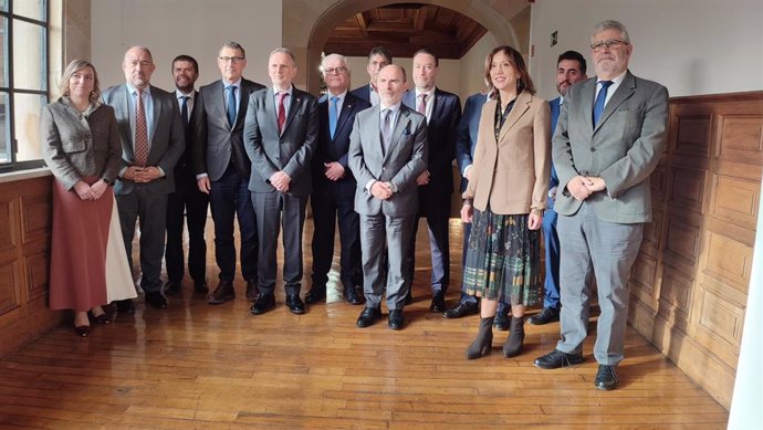 Rectores del G9 de universidades se reúnen en Oviedo, con el rector de la Universidad de Oviedo, Ignacio Villaverde, en el centro.