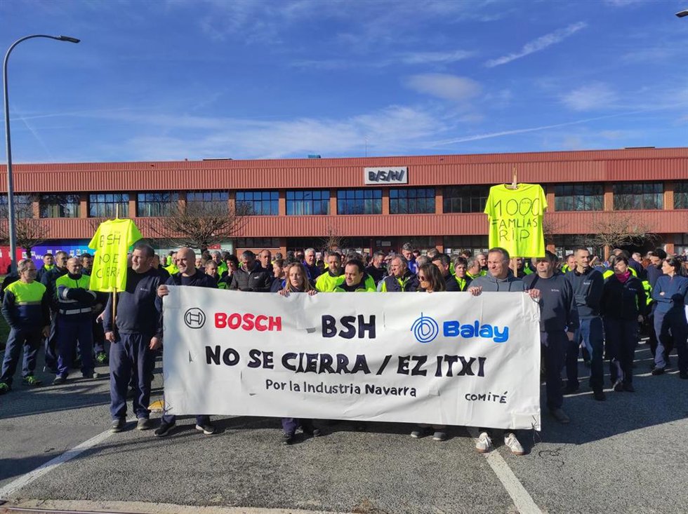 Trabajadores de BSH se han concentrado este viernes frente a la planta de Esquíroz contra el cierre de la factoría anunciado por la empresa.