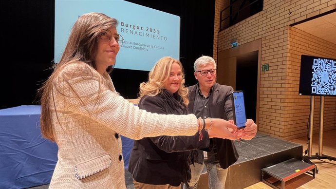 La presidenta de ProBurgos, Andrea Ballesteros, y el gerente, Alejandro Sarmiento, flanquean a la alcaldesa, Cristina Ayala.