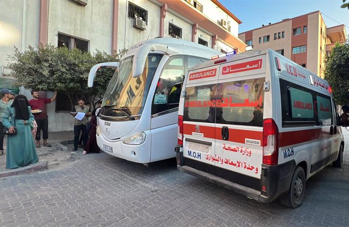 Archivo - Palestinos esperan un autobús en el Hospital Naser de Jan Yunis, en el sur de la Franja de Gaza, después de que Israel diera permiso para la evacuación a Jordania de once niños con cáncer (archivo)