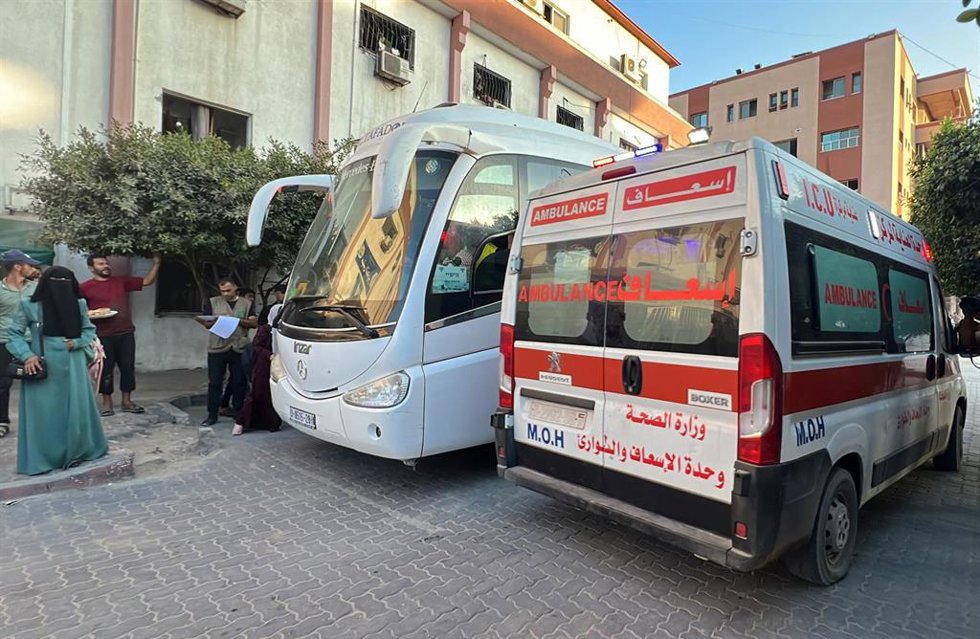 Archivo - Palestinos esperan un autobús en el Hospital Naser de Jan Yunis, en el sur de la Franja de Gaza, después de que Israel diera permiso para la evacuación a Jordania de once niños con cáncer (archivo)