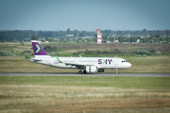 Archivo - Avión de Sky Airline.