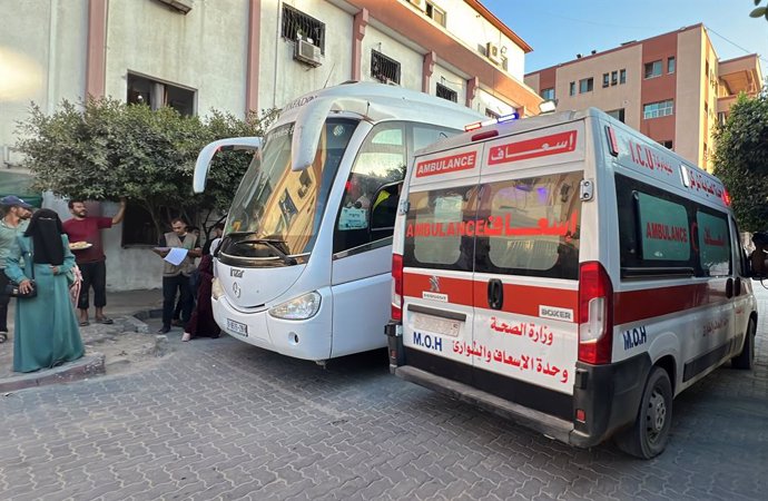 Archivo - August 15, 2024, Khan Yunis, Gaza Strip, Palestinian Territory: Palestinians wait to board a bus at Al-Nasser hospital in Khan Yunis on August 15, 2024, after permission from the Israeli authorities was given for 11 children suffering from cance