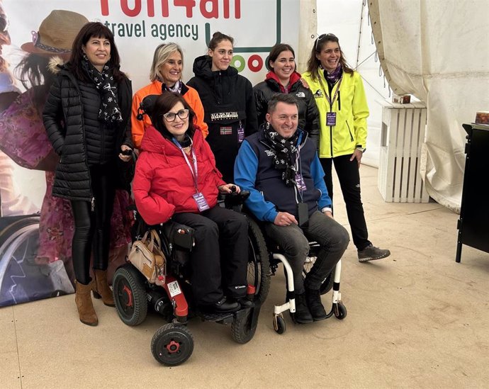 La ministra de Igualdad, Ana Redondo, junto a representantes de la organización de Pingüinos, de Cermi Castilla y León, y a motociclistas profesionales.