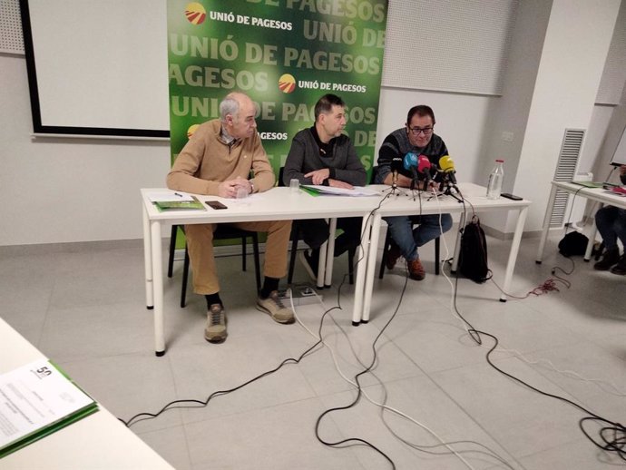 El resopnsable del sector Porcino de Unió de Pagesos, Rossend Saltiveri; el responsable de Sectores Ganaderos, Jordi Armengol, y el miembro de la sectorial de Porcino, Josep M. Cortasa.