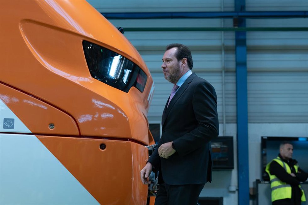 El ministro de Transportes y Movilidad Sostenible, Óscar Puente, durante su visita a la fábrica de Alstom.