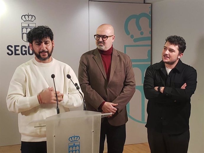 El director teatral y artista, Fran Perea (izda); el concejal de Cultura, Juan Carlos Monroy, y el coordinador del ciclo, Sergio Mínguez.