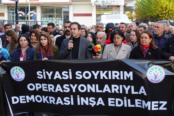 Archivo - November 27, 2024, Diyarbakir, Turkey: Peoples' Equality and Democracy Party (DEM Party) Diyarbakir Provincial Co-Chairman Abbas Sahin (M) is seen speaking during the protest. A protest was held against the detention of 231 people by security fo