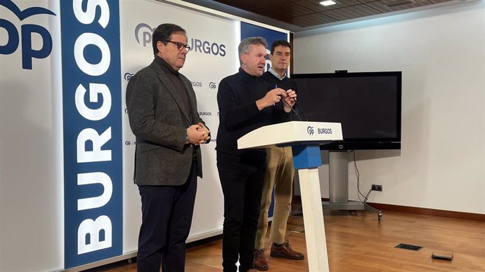 Los parlamentarios burgaleses Salvador de Foronda (i), Javier Lacalle y Ángel Ibáñez.