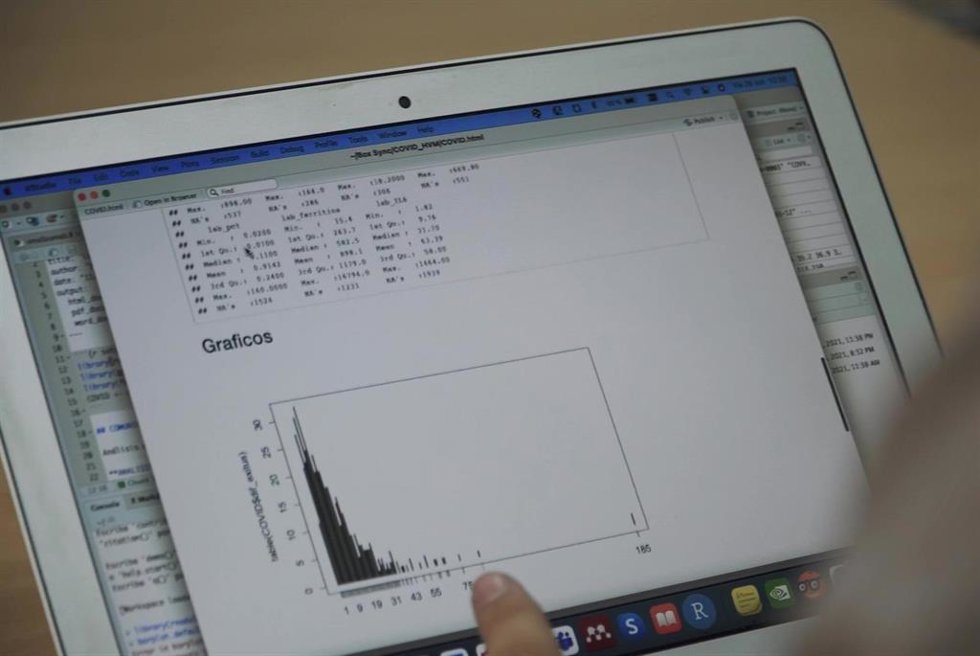 Archivo - Imagen de archivo de trabajos sanitarios con una tablet