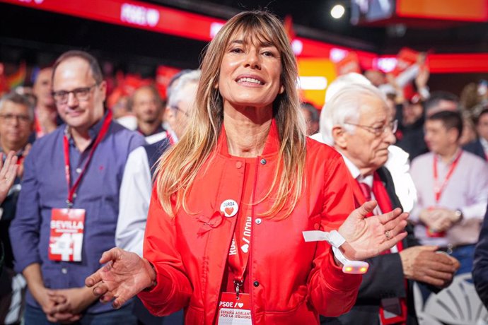 Archivo - La esposa del presidente del gobierno Begoña Gómez durante la clausura del 41º Congreso Federal del PSOE en el Palacio de Congresos y Exposiciones. A 1 de diciembre de 2024, en Sevilla, Andalucía (España). El 41º Congreso Federal del PSOE conclu