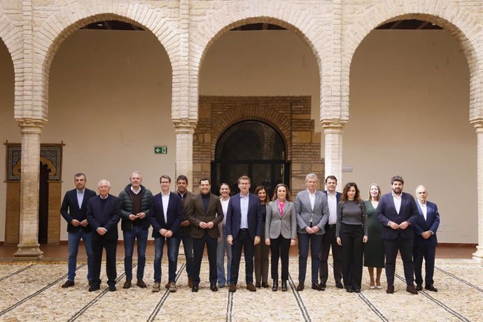 Archivo - El presidente del PP, Alberto Núñez Feijóo, preside la foto de familia durante la clausura el acto de presentación de la 'Declaración de Córdoba' en el Palacio de Congresos, a 10 de marzo de 2024 en Córdoba (Andalucía, España). 