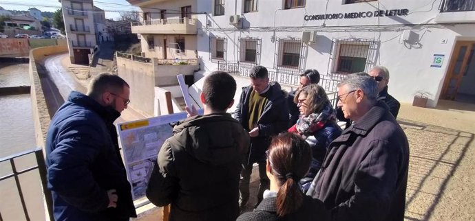 La directora general del Agua (DGA) del Ministerio para la Transición Ecológica y Reto Demográfico, María Dolores Pascual, y el presidente de la Confederación Hidrográfica del Segura, Mario Urrea, en Letur.