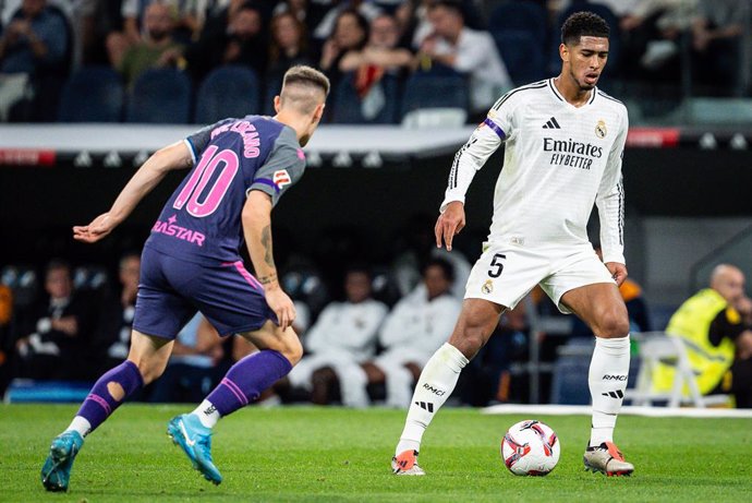 Archivo - 21 September 2024, Spain, Madrid: Real Madrid's Jude Bellingham (R) and Espanyol's Pol Lozano battle for the ball during the Spanish Division Primera soccer match between Real Madrid CF and RCD Espanyol de Barcelona at Santiago Bernabeu Stadium.