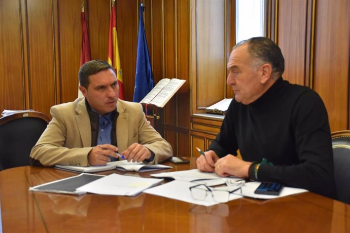 Reunión entre el presidente de la Diputación de Cuenca, Álvaro Martínez Chana, y el alcalde de Tarancón, José Manuel López Carrizo.