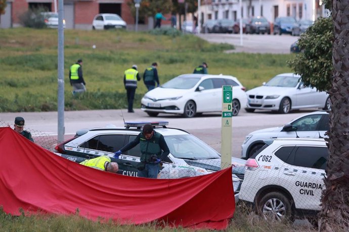 Miembros de la Guardia Civil en el lugar donde se encuentra el cadáver de un menor apuñalado.