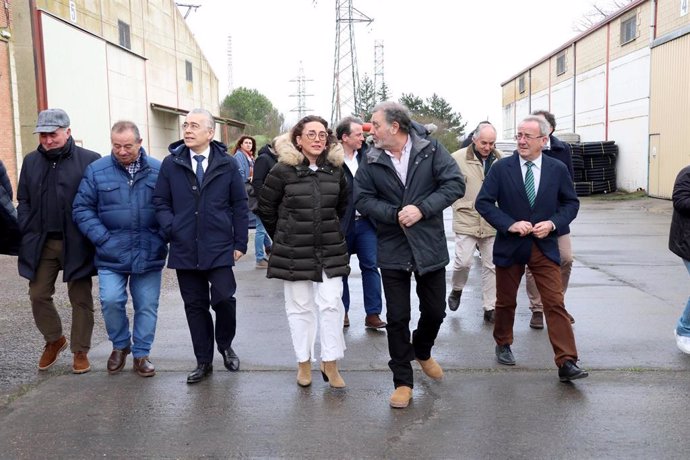 La consejera González Corral en su visita a Villadiego.