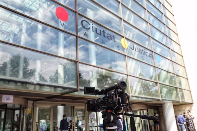 Archivo - Una cámara de televisión en la Ciudad de la Justicia de València