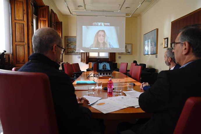 El rector, José Luján, y el vicerrector de Internacionalización,Pascual Cantos, durante la conferencia con representantes de la Universidad de Karazin