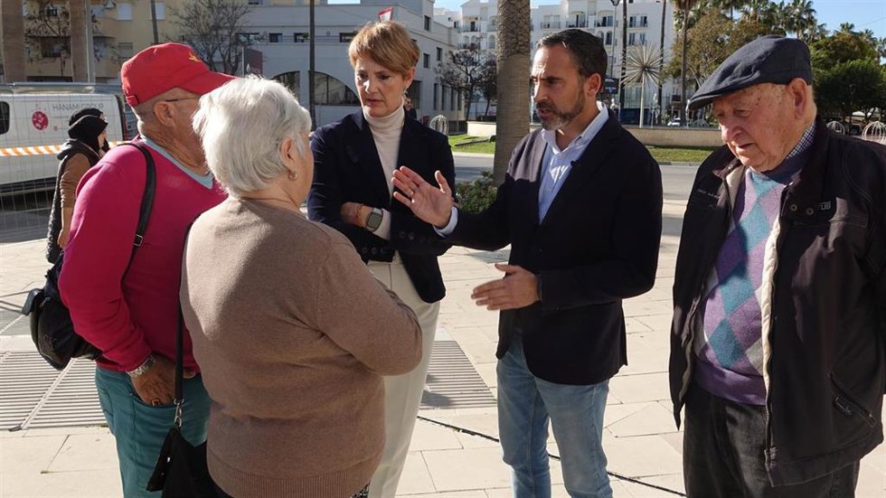 El secretario general del PSOE de Málaga, Daniel Pérez, y la portavoz socialista en el Ayuntamiento de Estepona, Emma Molina, en una visita al municipio