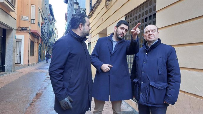 El portavoz de VOX en las Cortes de Aragón, Alejandro Nolasco, junto a los diputados David Arranz y Santiago Morón.