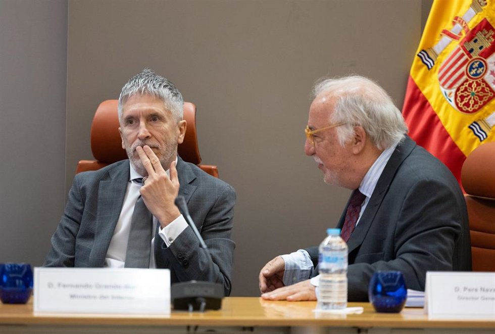 (I-D) El ministro del Interior, Fernando Grande-Marlaska, y el director general de Tráfico, Pere Navarro, durante una rueda de prensa, en la Dirección General de Tráfico, a 10 de enero de 2025, en Madrid (España). Durante su comparecencia, el ministro h