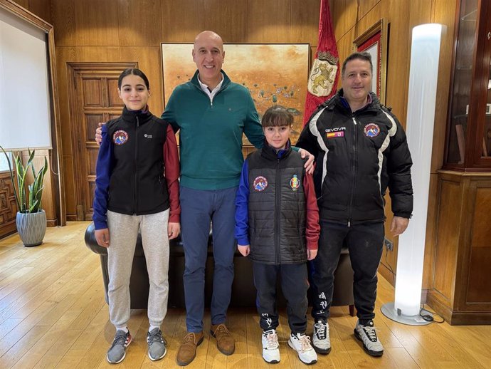 El alcalde de León este viernes junto a las taekwondistas leonesas y su entrenador.