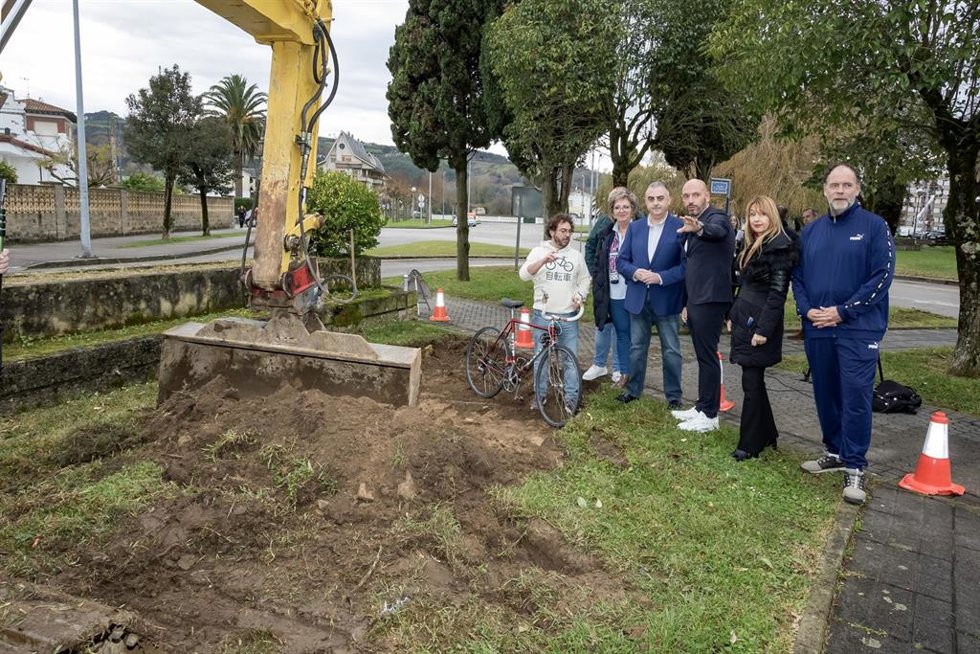 El Consejero De Fomento, Roberto Media, En Su Visita A Las Obras De Inicio Del Carril Bici De Laredo