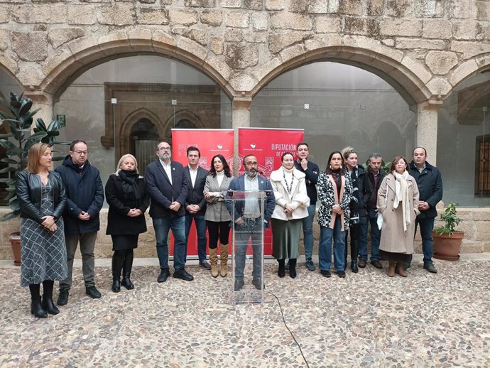 Miguel Ángel Morales y su equipo de Gobierno en una rueda de prensa para presentar los retos de la Diputación de Cáceres para 2025