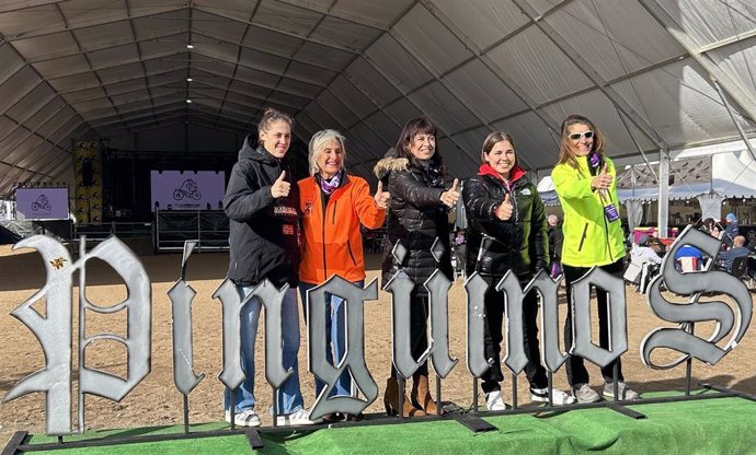 La ministra de Igualdad, Ana Redondo, en el centro de la imagen, junto a miembros de la organización de Pingüinos y profesionales del motociclismo.