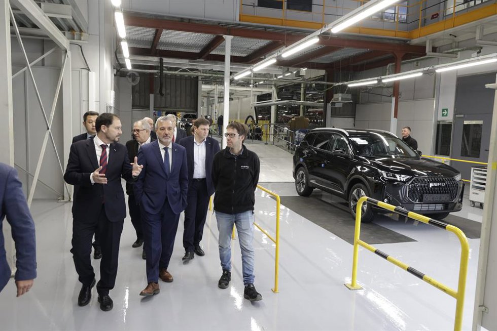 El alcalde de Barcelona, Jaume Collboni, y el teniente de alcalde de Economía, Jordi Valls, visitan la fábrica de Ebro en la Zona Franca de Barcelona