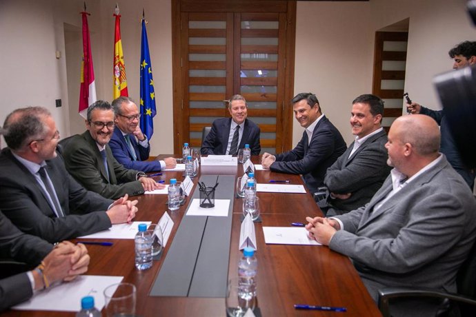 El presidente regional, Emiliano García-Page, se reúne con representantes de Substrate en Talavera de la Reina.