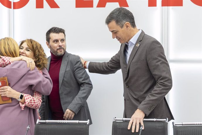 El director de comunicación del PSOE, Ion Antolín, saludado por el secretario general del PSOE, Pedro Sánchez, en la primera reunión de la Ejecutiva Federal del año 2025.