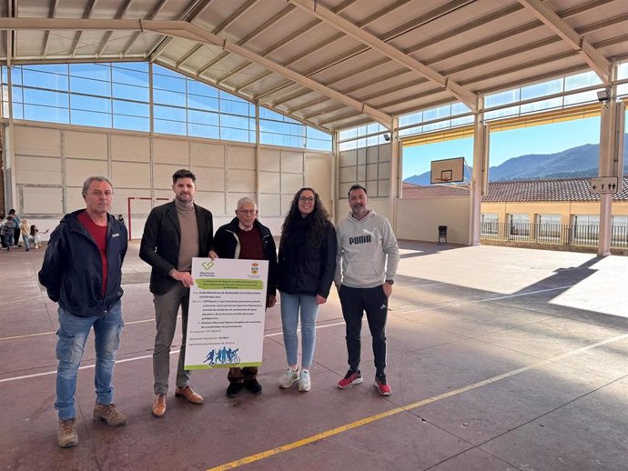 El diputado provincial de Deportes, Eric Escobedo, ha visitado una instalación deportiva