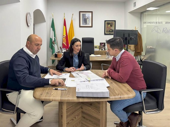 La delegada de Presidencia, Gobierno Interior y Vivienda, Marta Siles, junto al alcalde de Rute, David Ruiz (izda.).