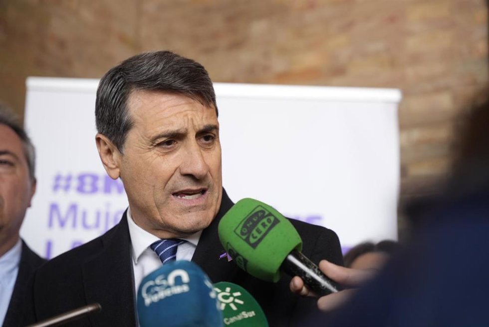 Archivo - El delegado del Gobierno de España en Andalucía, Pedro Fernández, en una atención a medios en una foto de archivo.