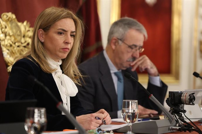 La presidenta de la Diputación de Cádiz, Almudena Martínez, preside el Pleno extraordinario de la Diputación sobre el proyecto de presupuestos para 2025, a 30 de diciembre de 2024 en Cádiz (Andalucía, España).