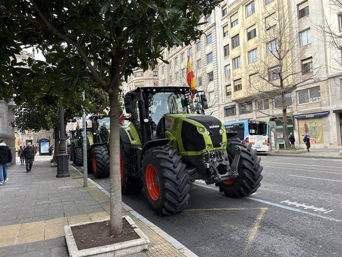 Marcha lenta de cinco tractores en Santander.