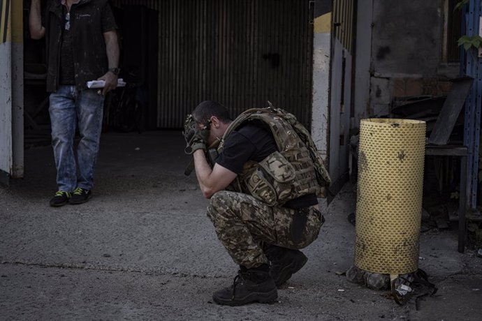 Archivo - 27 May 2024, Ukraine, Kharkiv: A soldier crouches down after a Russian bombing raid on an industrial area with several dead and injured. Photo: Nicolas Cleuet/Le Pictorium via ZUMA Press/dpa