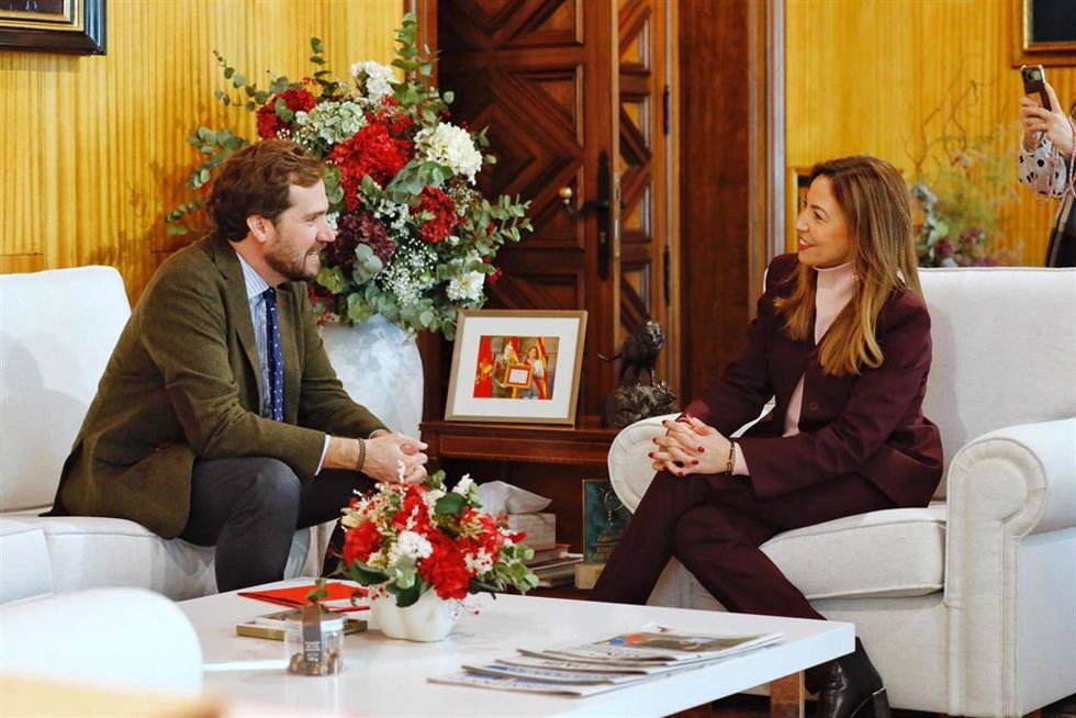 El eurodiputado aragonés del PP, Borja Giménez Larraz, durante la entrevista mantenida este viernes en el Ayuntamiento de Zragoza con la alcaldesa, Natalia Chueca.