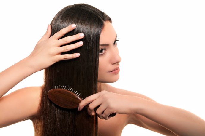 Mujer cuidando de su cabello.