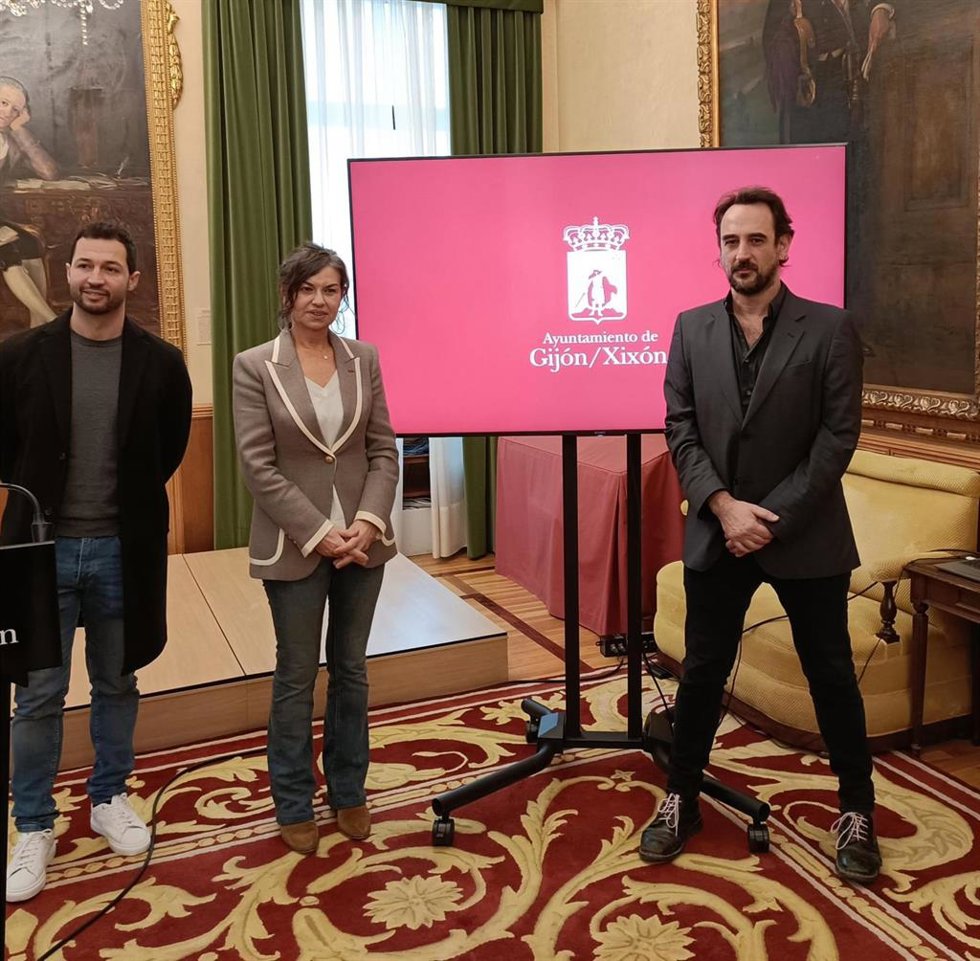 La concejala de Cultura del Ayuntamiento de Gijón, Montserrat López Moro, junto al responsable de 'Españarte', Igor Paskual, más conocido por su faceta como cantante, y del director de la Fundación Municipal de Cultura (FMC), Aitor Martínez.